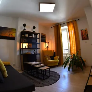 https://le-yellow-corner-voironnais.hotels-rhonealpes.com